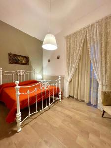 una camera con un letto con copriletto rosso di Mahalo a Napoli