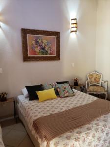Un pat sau paturi într-o cameră la Hotel Pousada Chalé das Flores