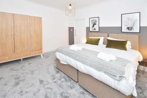 A bed or beds in a room at Elm House by YourStays