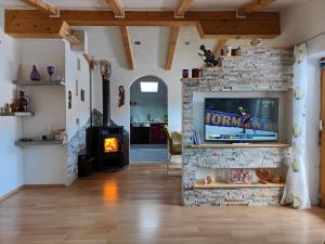 TV a/nebo společenská místnost v ubytování Ferienwohnung Fernblick