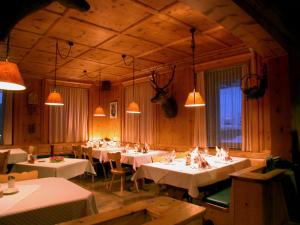 a dining room with tables and chairs and lights at B&B Post Brail in Brail