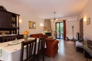A seating area at Aphrodite Villa