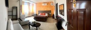 Habitación de hotel con cama y sala de estar. en HOTEL GIRON CAMPESTRE, en Girón