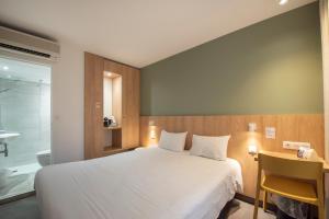 Postel nebo postele na pokoji v ubytování The Originals Access Hôtel Bordeaux Aéroport
