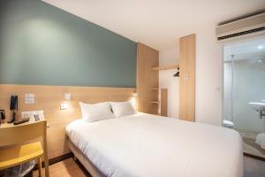 Postel nebo postele na pokoji v ubytování The Originals Access Hôtel Bordeaux Aéroport