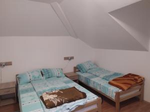 En eller flere senge i et værelse på Guesthouse Borovi
