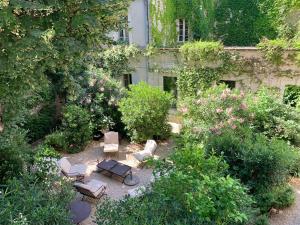 an overhead view of a garden with chairs and bushes at Le Clos Saluces in Avignon