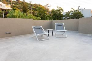 2 sedie e un tavolo su un patio di Twins Apartments a Plataniás