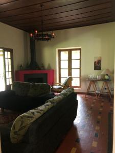 Χώρος καθιστικού στο Casa da Fazenda- no bosque com lareira e banheira +32 φωτογραφίες