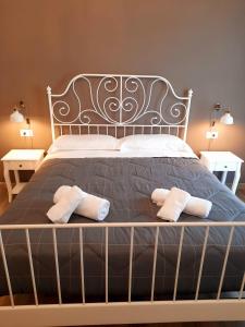 - une chambre avec un lit et 2 oreillers dans l'établissement CASA PASTEUR a due passi da Ostuni, à Carovigno