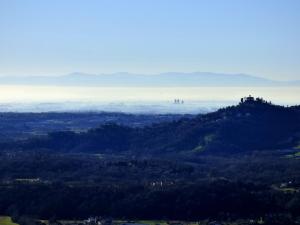 vistas a un valle nublado con árboles en AGRITURISMO SAN GENESIO, en Rovagnate