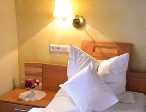 Postel nebo postele na pokoji v ubytování Hotel Die Post Meerfeld