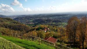 - Vistas al valle desde una colina en AGRITURISMO SAN GENESIO en Rovagnate