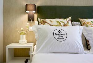 1 cama con almohada blanca y mesa auxiliar en Sintra Green Chalet Bed & Breakfast, en Sintra