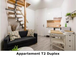 a living room with a couch and a kitchen at DUPLEX DU GET in Revel