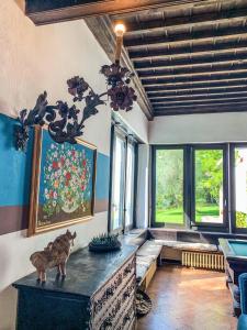 a living room with a table with a statue on it at Pitti Villa in Lierna