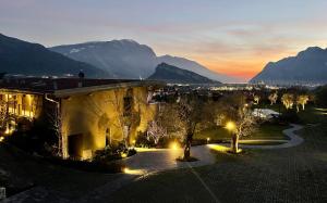 uma vista para um edifício com montanhas ao fundo em ARCOLIVE Agrisuite em Arco