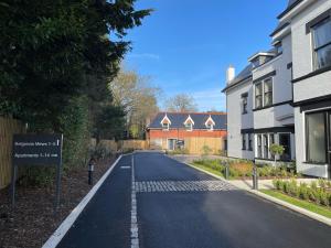 an empty street in front of some houses at Bournemouth cottage 6mins from beach, free parking in Bournemouth