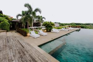 Der Swimmingpool an oder in der Nähe von Rapture Surfcamps Green Bowl