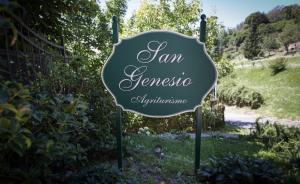 Una señal que dice que soy una aventura de jamesagna en AGRITURISMO SAN GENESIO, en Rovagnate