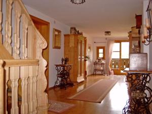 ein Wohnzimmer mit einer Treppe in einem Haus in der Unterkunft Gästehaus Herbstbauernhof in Siegsdorf