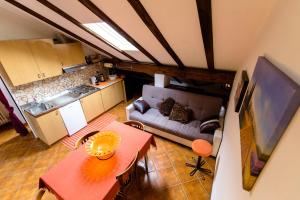 ein Wohnzimmer mit einem Sofa und einem Tisch in der Unterkunft B&B al Parco in Volano