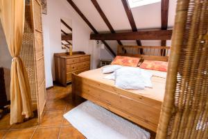 um quarto com uma cama de madeira num quarto em B&B al Parco em Volano
