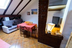 ein Wohnzimmer mit einem Tisch und einem Sofa in der Unterkunft B&B al Parco in Volano