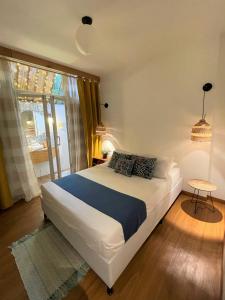 a bedroom with a large bed and a window at Hotel Casa de Verano - Solo adultos - in Santa Fe de Antioquia