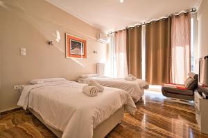 ein Krankenhauszimmer mit 2 Betten und einem TV in der Unterkunft Elegant flat Marousi District in Athen