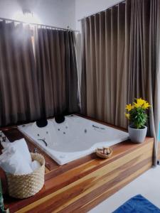 a bath tub sitting on top of a wooden table at Pousada Santa Vila in Serra do Cipo