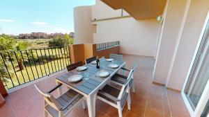 una mesa y sillas en un balcón con vistas en Casa Espliego MS-A Murcia Holiday Rentals Property en Torre-Pacheco