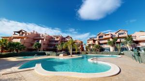 basen przed kilkoma budynkami mieszkalnymi w obiekcie Casa Espliego MS-A Murcia Holiday Rentals Property w mieście Torre-Pacheco