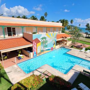 uma vista aérea de um resort com uma piscina em Parador Palmas de Lucia em Yabucoa