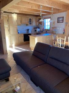 a living room with a couch in a kitchen at Chalet à la montagne in Champoussin