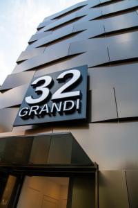 znak na boku budynku w obiekcie Grandi 32 w mieście Segrate