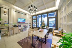 a living room with a table and chairs and a tv at 咩咩不是羊民宿Mieh's Inn 花蓮市區 電梯 寵物友善民宿 in Hualien City
