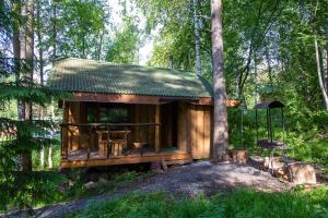 LumivaaraにあるБаза отдыха Берлогаの森の中の小さな木造小屋