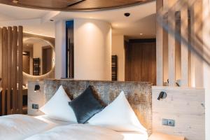 Posteľ alebo postele v izbe v ubytovaní Leitgam luxury Hotel for two