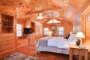 um quarto com uma cama num chalé de madeira em Lucky Cub Cabin em Sevierville