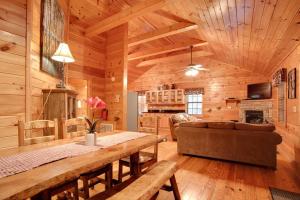 een woonkamer met een tafel in een hut bij Lucky Cub Cabin in Sevierville