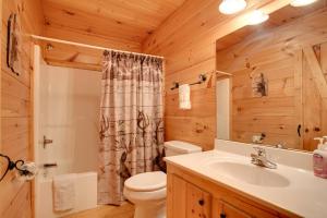 Ванная комната в Lucky Cub Cabin
