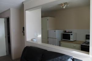 Kuchyň nebo kuchyňský kout v ubytování Riverview Motel