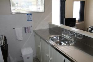 A kitchen or kitchenette at Riverview Motel