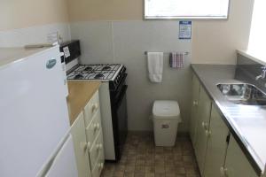 Kuchyň nebo kuchyňský kout v ubytování Riverview Motel