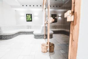 een badkamer met een bad en een toilet. bij Cella Central Historic Boutique Hotel in Zell am See