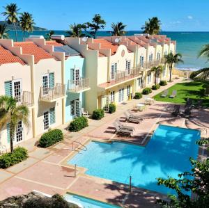 einem Luftblick auf ein Resort mit Pool und Meer in der Unterkunft Hotel Lucía Beach in Yabucoa