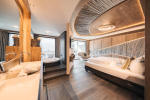 Posteľ alebo postele v izbe v ubytovaní Leitgam luxury Hotel for two