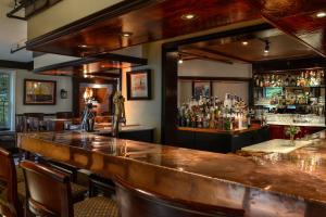 Ivoryton的住宿－Copper Beech Inn，餐厅内带大型木台面的酒吧