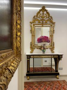 un espejo en una pared junto a una mesa en Casa Marchisio, en Canale